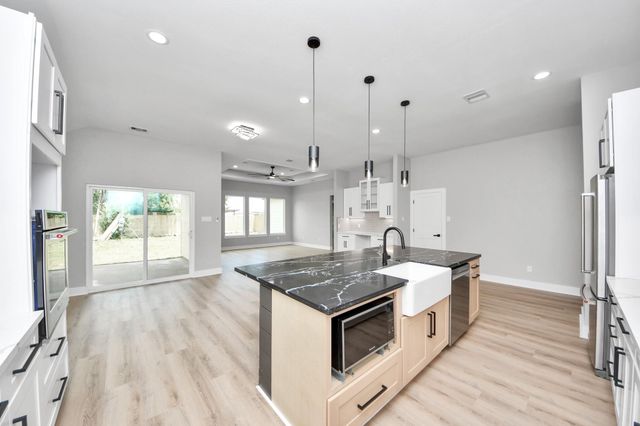 216 W Curtis Avenue, Pasadena, TX 77502