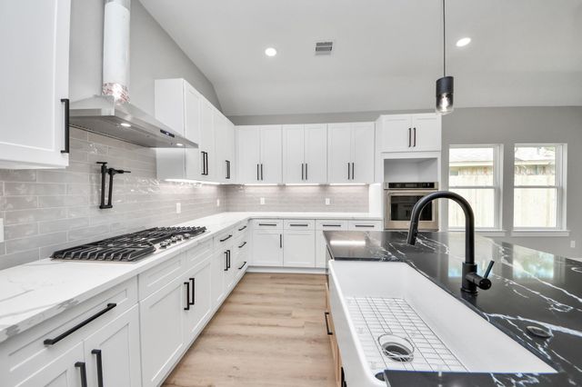 216 W Curtis Avenue, Pasadena, TX 77502