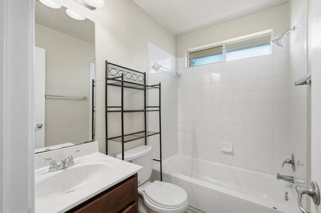 119 Bayliss ST, Hutto, TX 78634