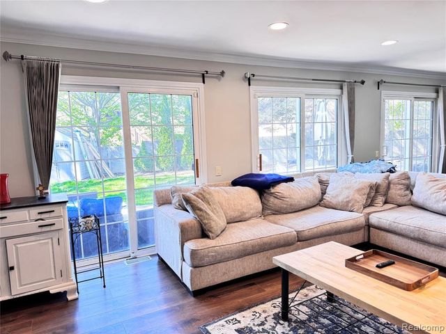 5203 Forestdale Court, West Bloomfield, MI 48322