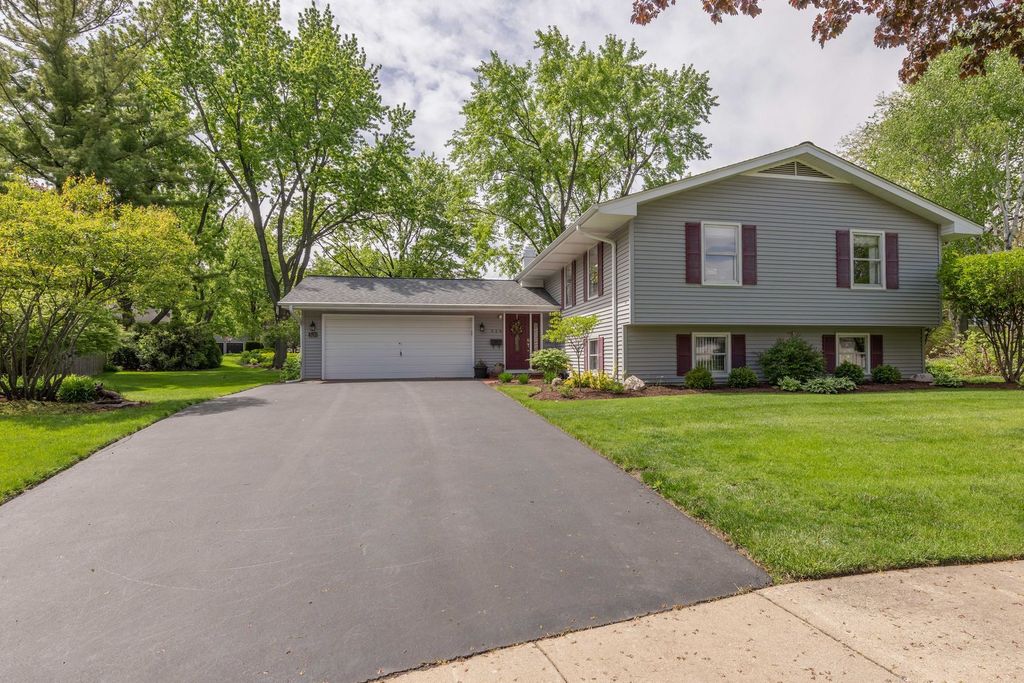 520 S 15th Court, St. Charles, IL 60174