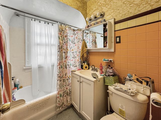 1141 Victoria Avenue, North Chicago, IL 60064