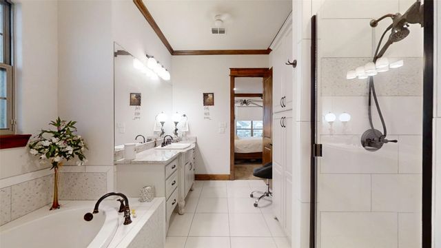 1012 Catalina Bay Boulevard, Granbury, TX 76048