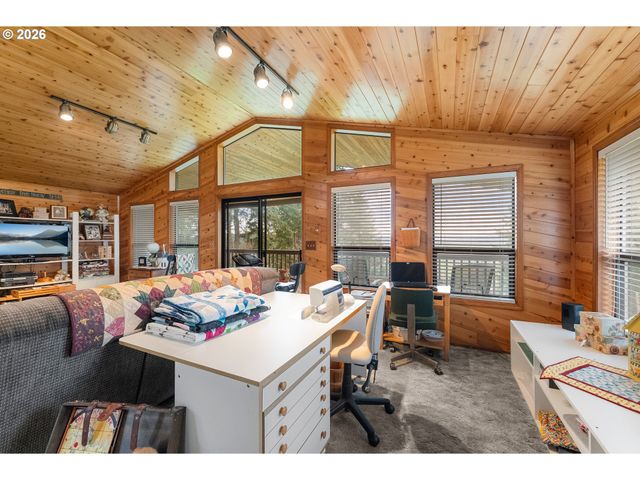 864 LARKSPUR Ln, Oakland, OR 97462