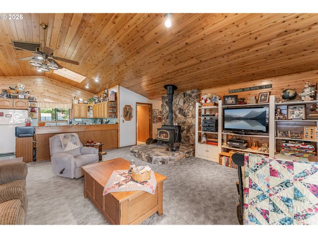 864 LARKSPUR Ln, Oakland, OR 97462