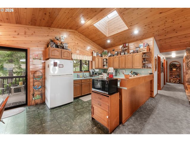 864 LARKSPUR Ln, Oakland, OR 97462