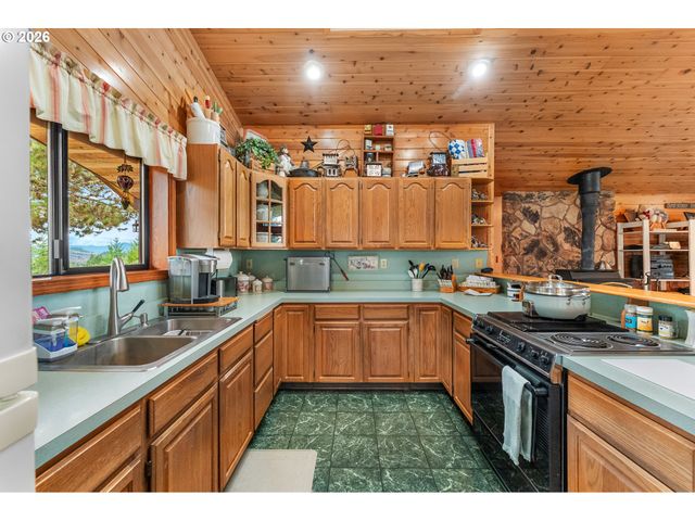 864 LARKSPUR Ln, Oakland, OR 97462