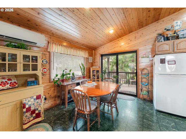 864 LARKSPUR Ln, Oakland, OR 97462