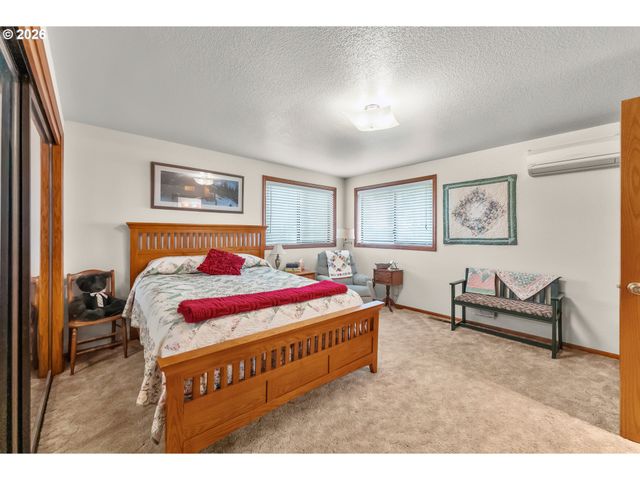 864 LARKSPUR Ln, Oakland, OR 97462