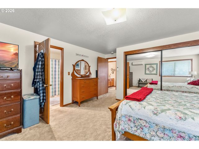 864 LARKSPUR Ln, Oakland, OR 97462