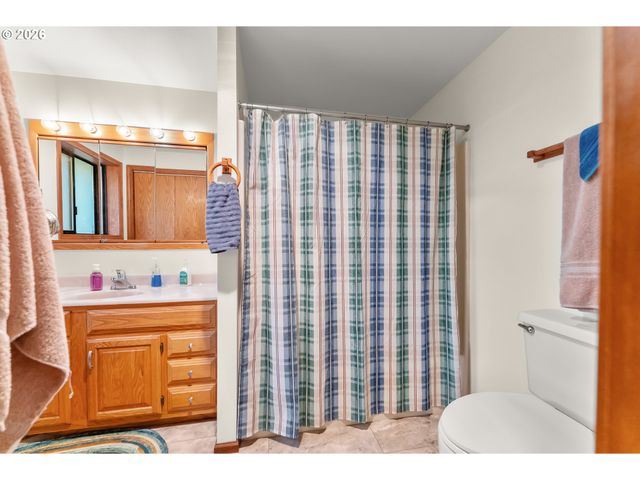 864 LARKSPUR Ln, Oakland, OR 97462