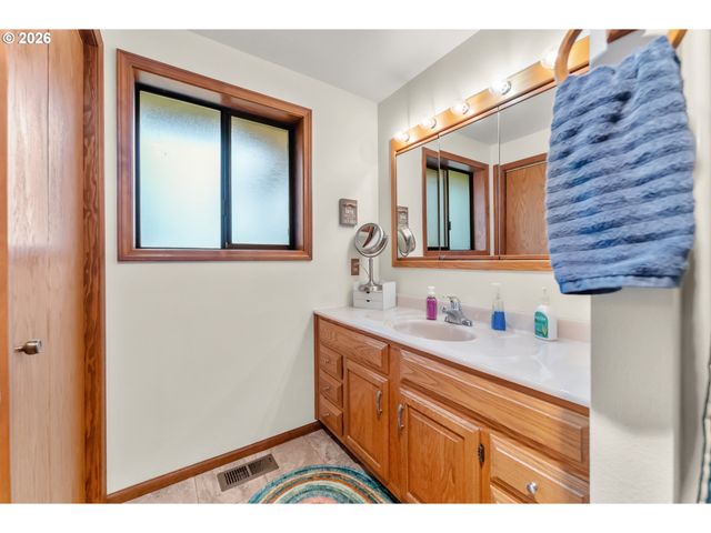 864 LARKSPUR Ln, Oakland, OR 97462