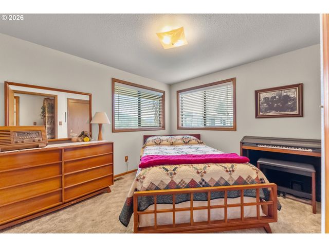 864 LARKSPUR Ln, Oakland, OR 97462