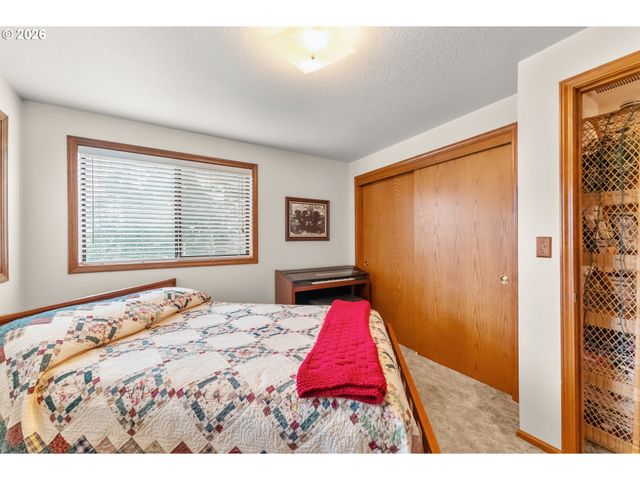 864 LARKSPUR Ln, Oakland, OR 97462