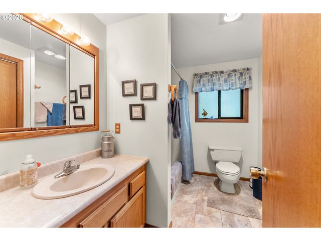 864 LARKSPUR Ln, Oakland, OR 97462