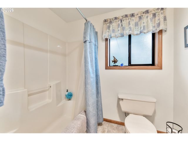 864 LARKSPUR Ln, Oakland, OR 97462