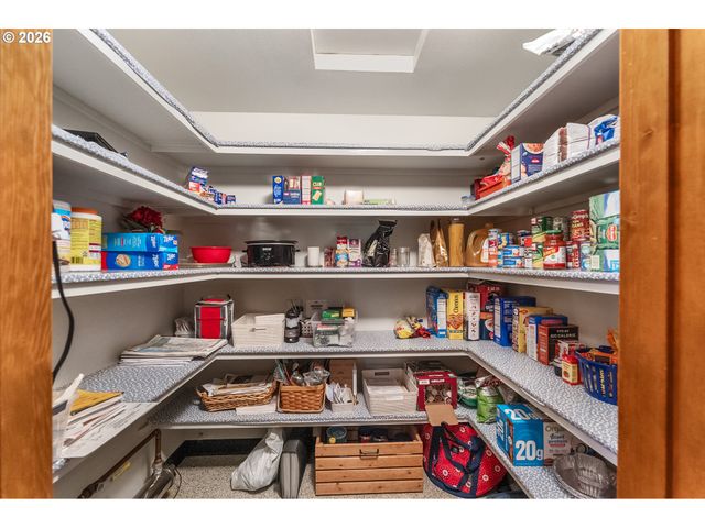 864 LARKSPUR Ln, Oakland, OR 97462