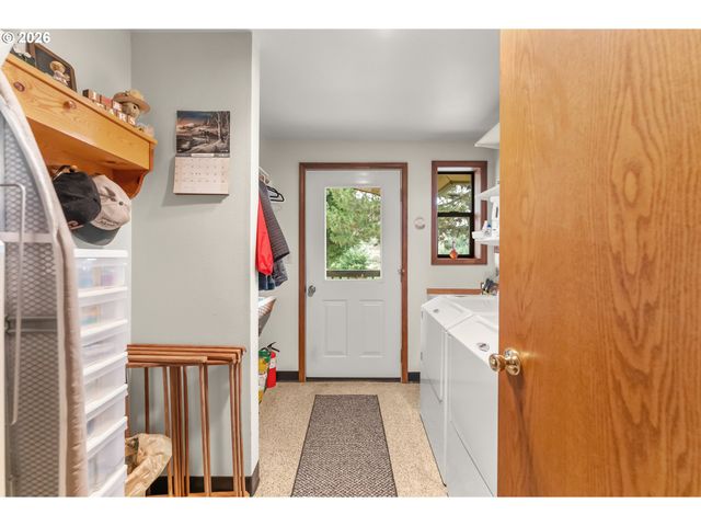 864 LARKSPUR Ln, Oakland, OR 97462