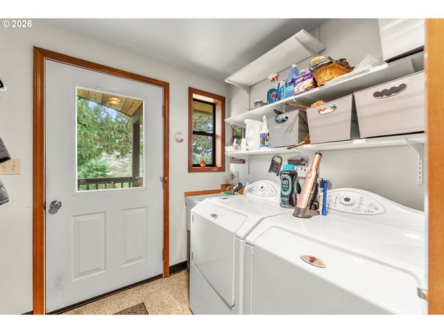 864 LARKSPUR Ln, Oakland, OR 97462