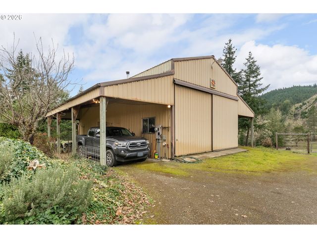 864 LARKSPUR Ln, Oakland, OR 97462