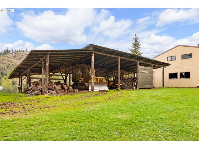 864 LARKSPUR Ln, Oakland, OR 97462
