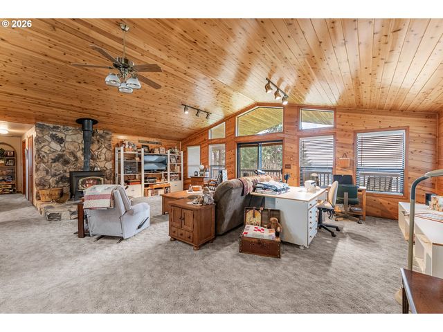 864 LARKSPUR Ln, Oakland, OR 97462