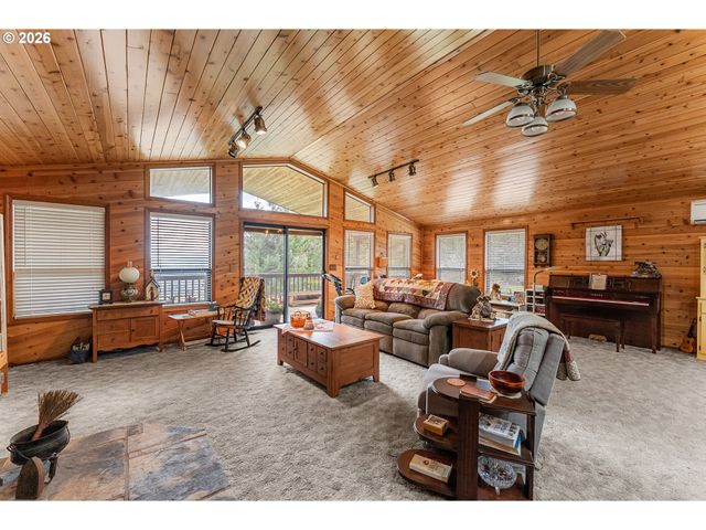 864 LARKSPUR Ln, Oakland, OR 97462