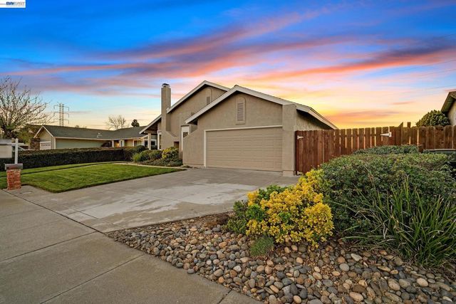 2376 Broadmoor St, Livermore, CA 94551