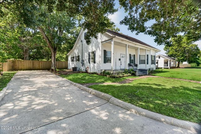 1108 Live Oak Avenue, Pascagoula, MS 39567