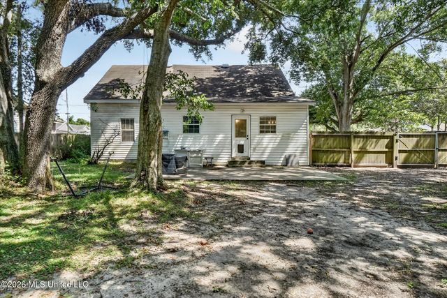 1108 Live Oak Avenue, Pascagoula, MS 39567