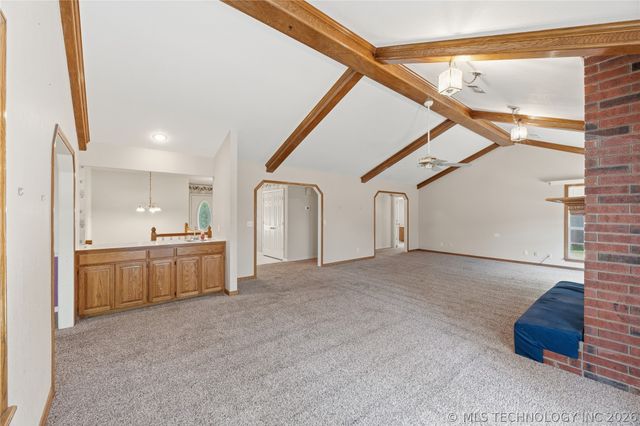 925 N Woodview Drive, Skiatook, OK 74070