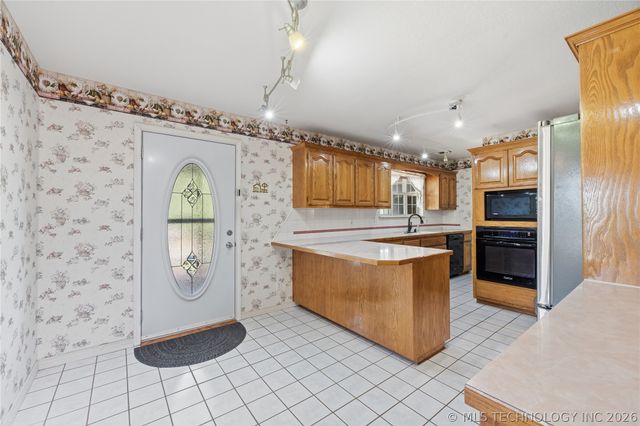 925 N Woodview Drive, Skiatook, OK 74070