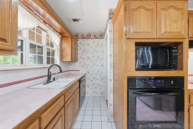 925 N Woodview Drive, Skiatook, OK 74070
