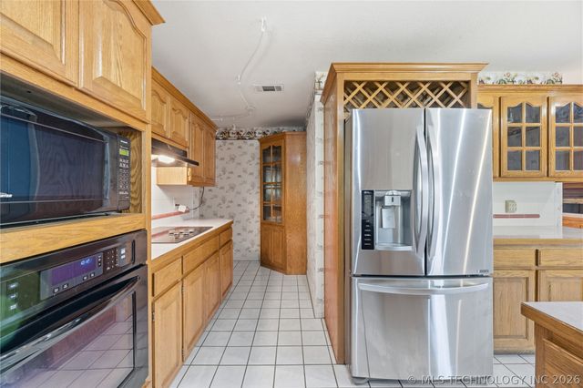 925 N Woodview Drive, Skiatook, OK 74070