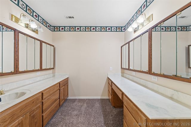 925 N Woodview Drive, Skiatook, OK 74070