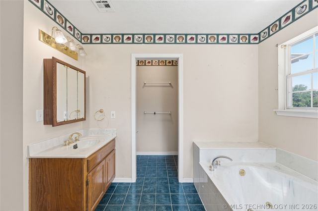 925 N Woodview Drive, Skiatook, OK 74070