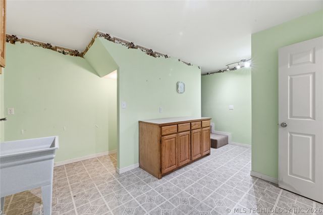 925 N Woodview Drive, Skiatook, OK 74070