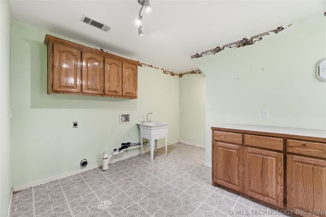 925 N Woodview Drive, Skiatook, OK 74070