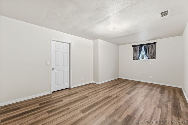 925 N Woodview Drive, Skiatook, OK 74070