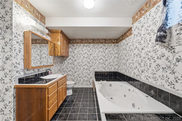 925 N Woodview Drive, Skiatook, OK 74070