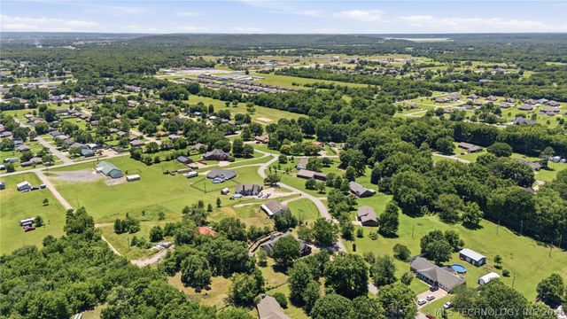 925 N Woodview Drive, Skiatook, OK 74070