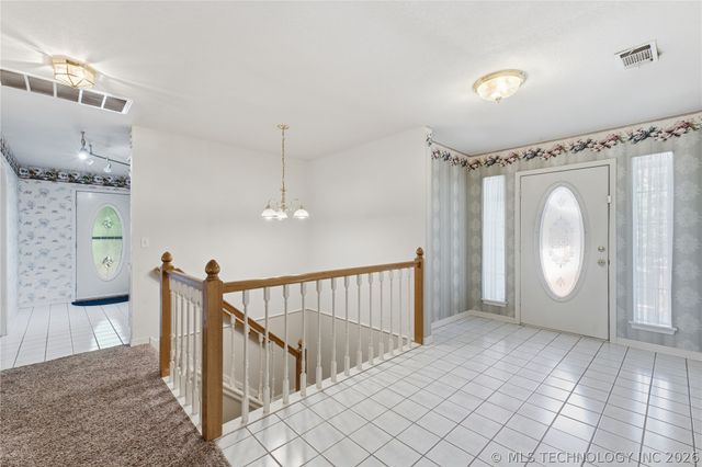 925 N Woodview Drive, Skiatook, OK 74070
