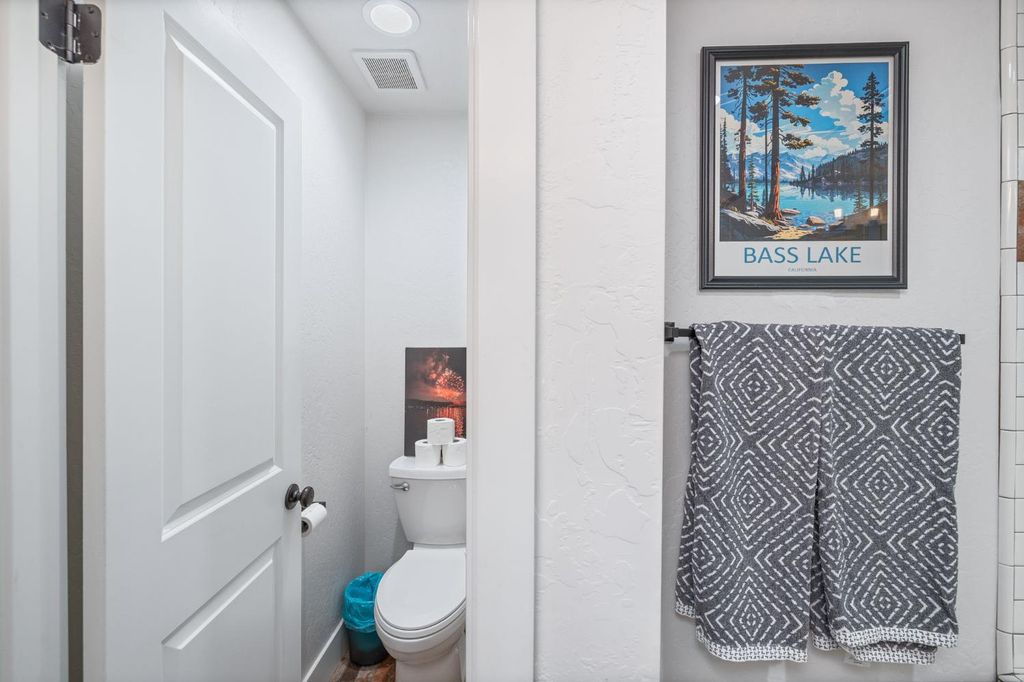 Image 17 of property listing at 39253 Robin, Bass Lake, CA 93604