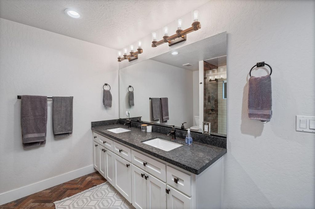 Image 49 of property listing at 39253 Robin, Bass Lake, CA 93604