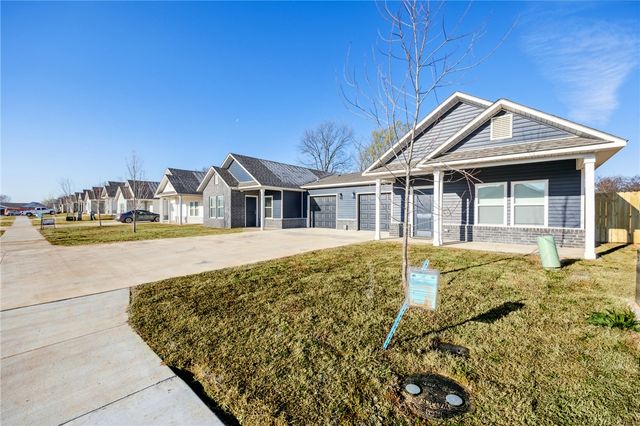 819 Valley Oaks Lane, Centerton, AR 72719