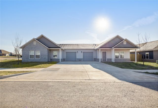 819 Valley Oaks Lane, Centerton, AR 72719