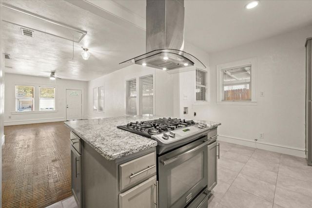 929 S Rosemont Avenue, Dallas, TX 75208
