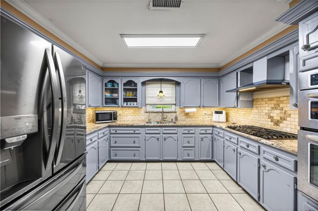102 Crestway Drive, Baytown, TX 77520