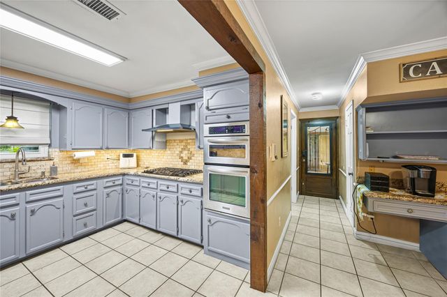 102 Crestway Drive, Baytown, TX 77520