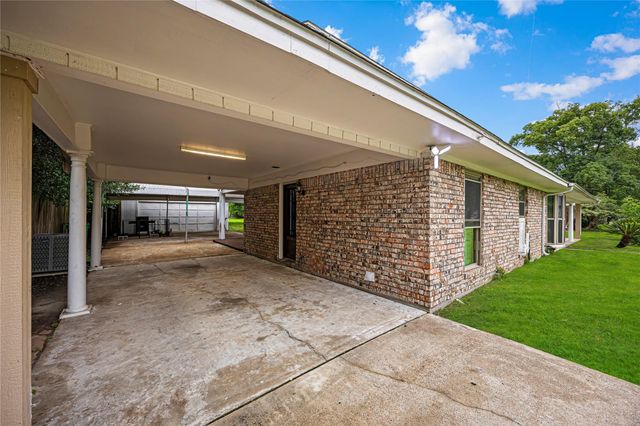 102 Crestway Drive, Baytown, TX 77520